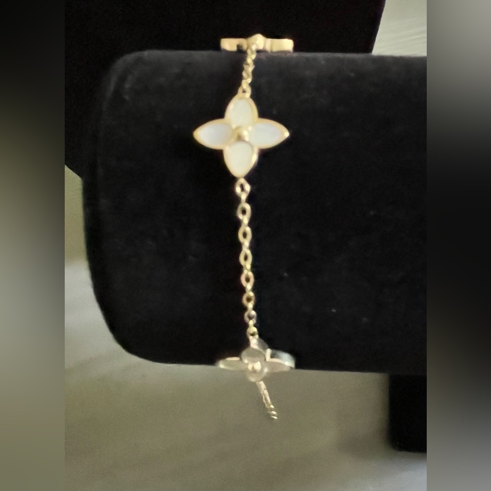18K Gold Plated Crystal Mother of Pearl Clover Bracelet & Earrings Set NEW - Picture 3 of 6